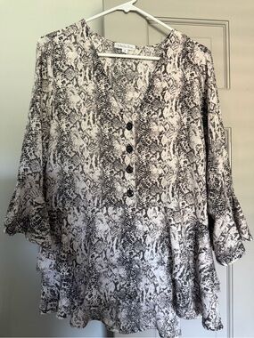Ophelia Rose Black & White Snake-Print V-Neck Tunic
